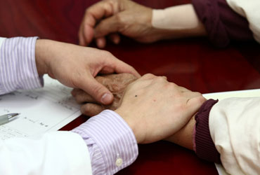 부천자생한방병원 자생치료의 특징-환자 손을 잡아 건강상태를 체크 하고 있는 의사의 모습